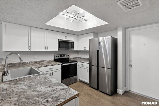 Foto del edificio - Modern 3BR Rental with Gated Yard, Garage & Prime San Antonio Location