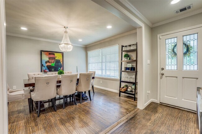 Foto del edificio - 6711 Kingsbury Dr