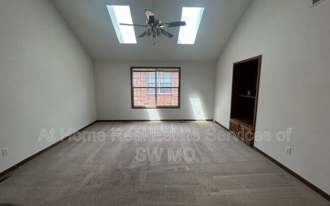 Building Photo - 4122 S Glenn Ave