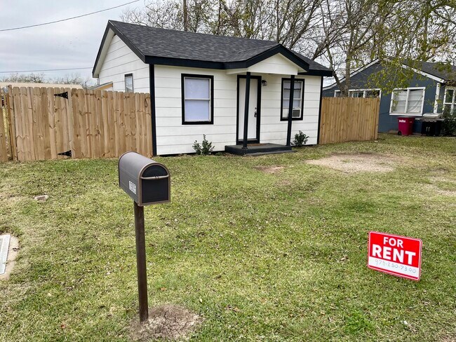 Foto del edificio - 1901 N Avenue Q