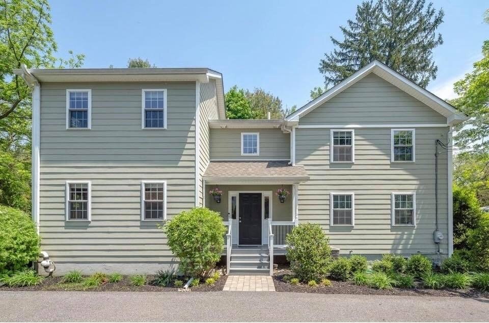 Carriage House - 217 Hunter St