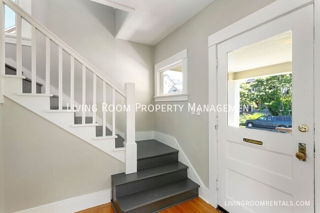 Building Photo - 4137 NE 8th Ave