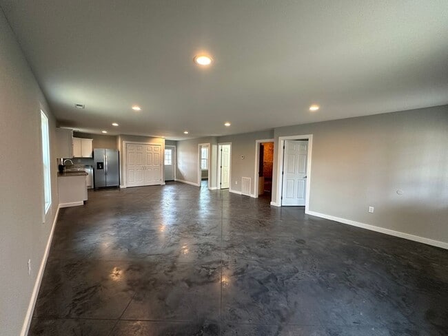 Building Photo - 706 E Olive St