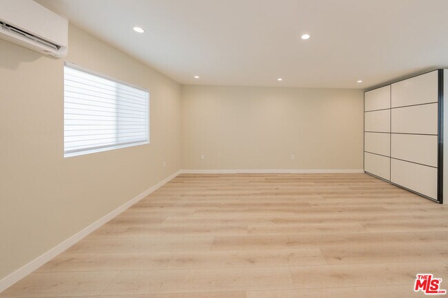 Foto del edificio - 8437 Wakefield Ave