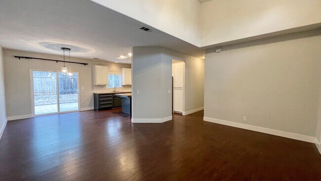 Foto del edificio - Single Level 4-Bedroom with 3-Car Garage in Berry Gardens