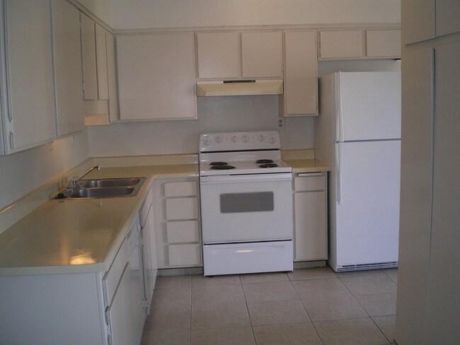 Building Photo - 6565 N 17th Ave