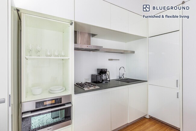 Foto del edificio - 70 W 45th St