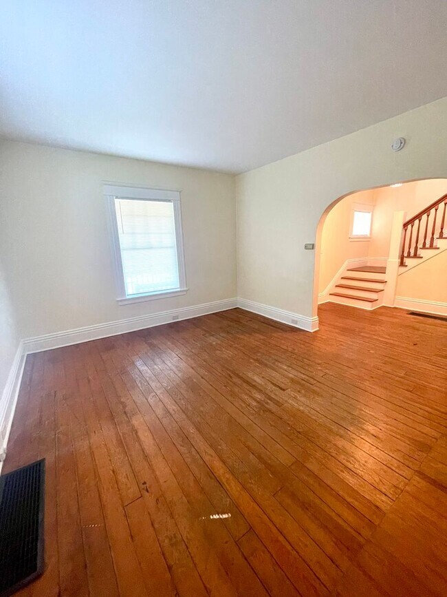Building Photo - Spacious 3 Bed/2 Bath Home Minutes from Do...