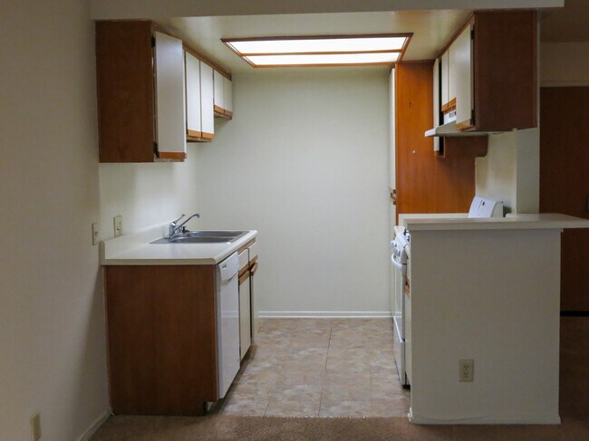 Kitchen - 1519 N Martel Ave