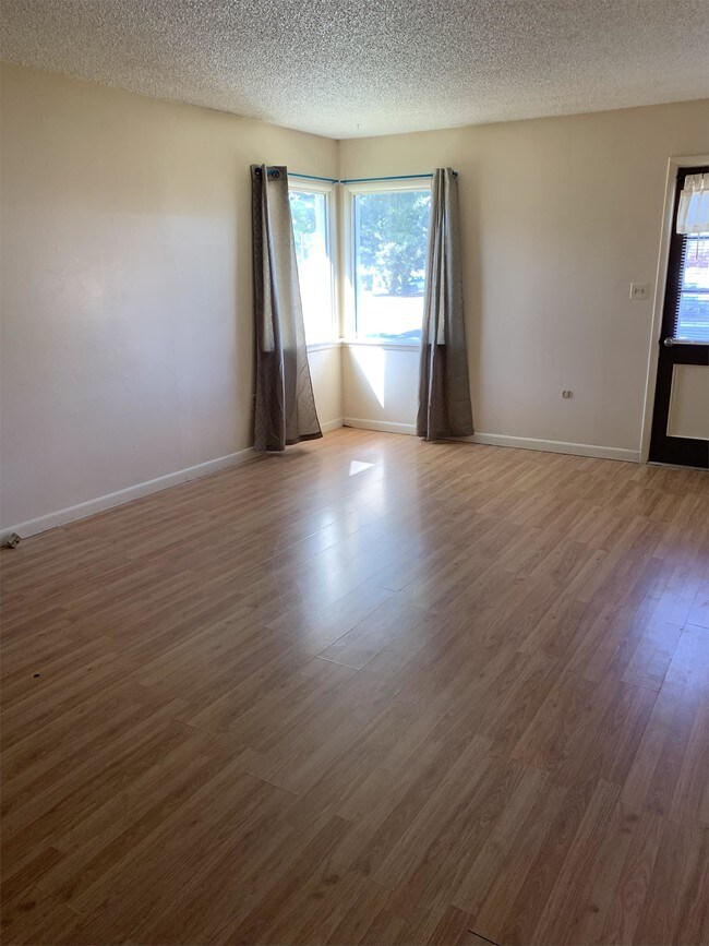Building Photo - 418 3rd Ave SW