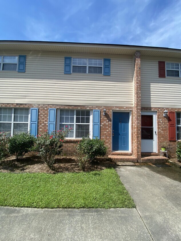 114 Pinewood St, Ladson, SC 29456 Townhouse for Rent in Ladson, SC
