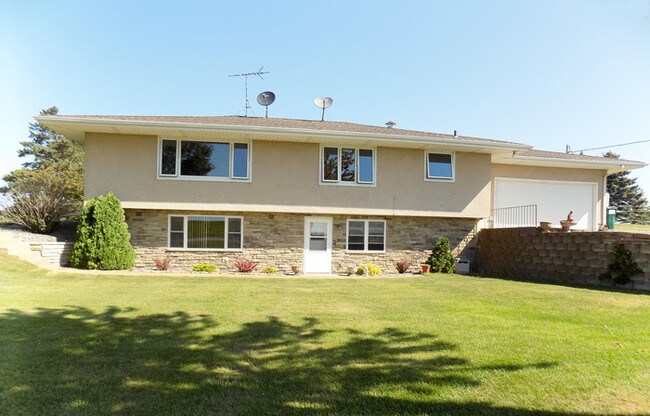 Building Photo - Country Home on 1 Acre!
