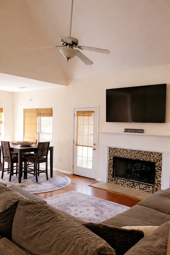 Photo - 272 William Nye Dr SE House