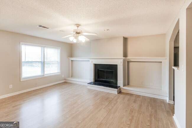 Building Photo - 3163 Deerfield Way