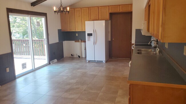 Foto del edificio - 4 bd, 2.5 house, E Columbia, fenced, finis...