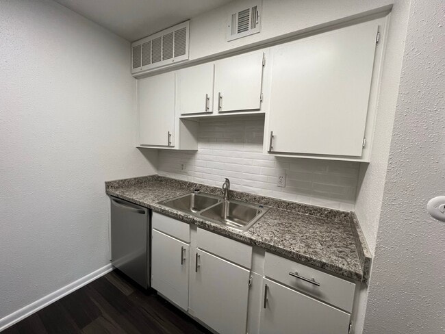 Building Photo - 845 Augusta Dr