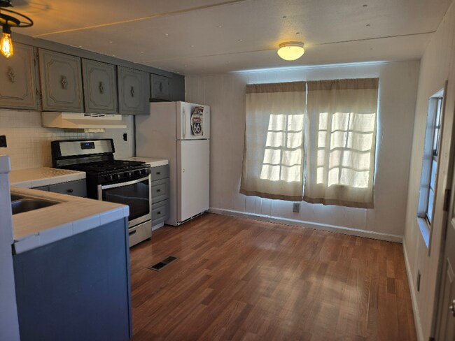 Foto del edificio - 2325 E Packard Ave