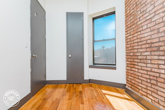 Building Photo - 551 Kosciuszko St