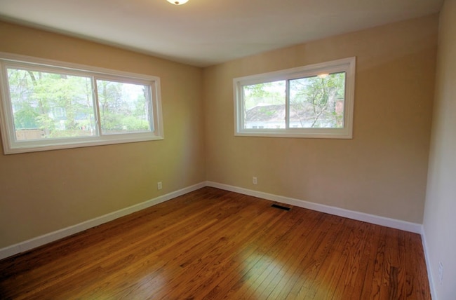 Building Photo - 2 Bedroom Apartment Located 1 Block From D...