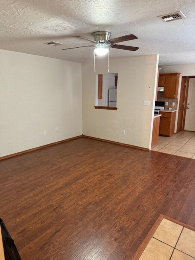 Foto del edificio - 1909 E Ave