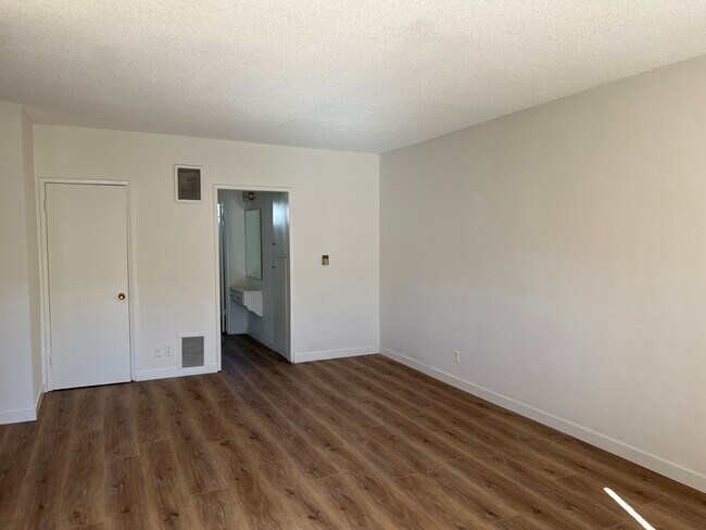 302 Living Rm view - Grand Wilton, 455 N Wilton Pl