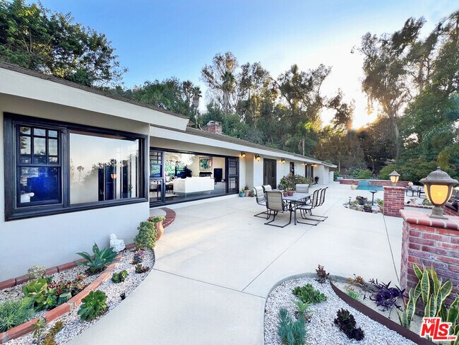 Foto del edificio - 12751 Mulholland Dr