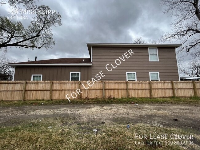 Building Photo - Denver Heights ****Half Off First Months R...