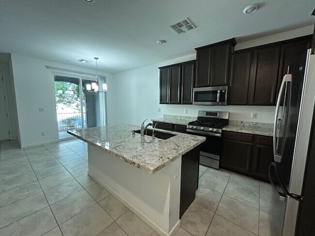 Building Photo - 3 bedroom townhome in Henderston gated community