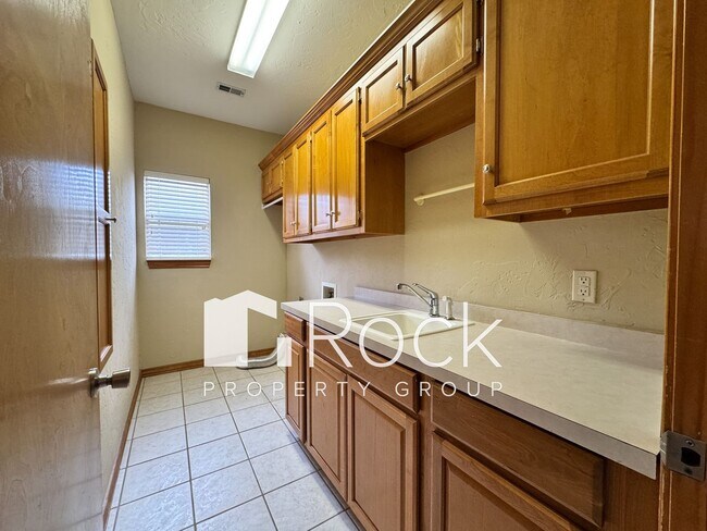 Foto del edificio - Charming 3-Bed 3-Bath Home with Tornado Sh...