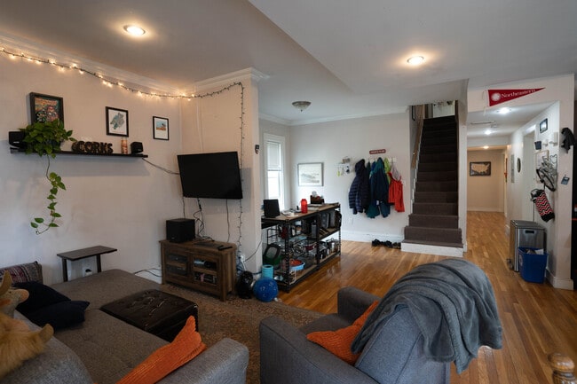 Building Photo - 64 Mozart St