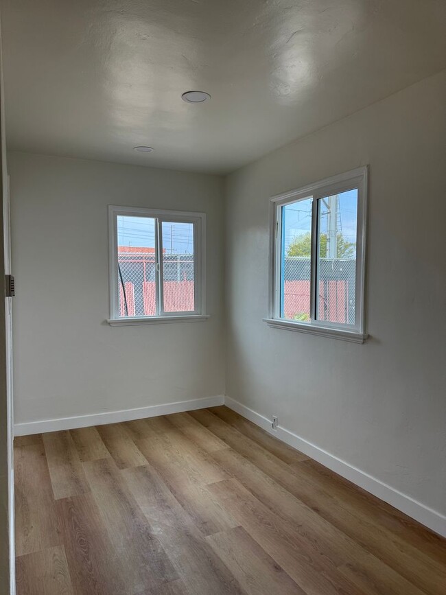 Foto del edificio - Charming 1-Bedroom Home in Desirable Torra...
