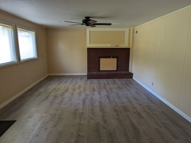 Foto del edificio - 3 bedroom 2 bath Pet-Friendly House with Amazing Backyard!