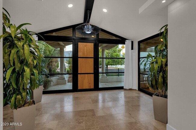 Building Photo - 8117 E Del Barquero Dr