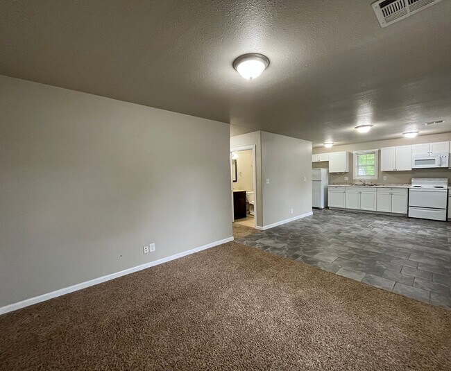 Building Photo - 3 bedroom 2 bath!