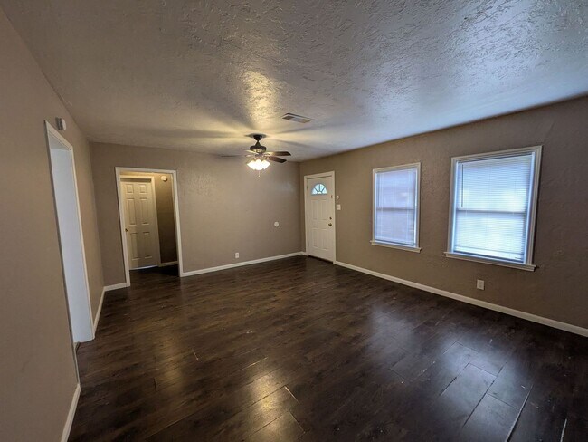 Building Photo - 707 S 13th St