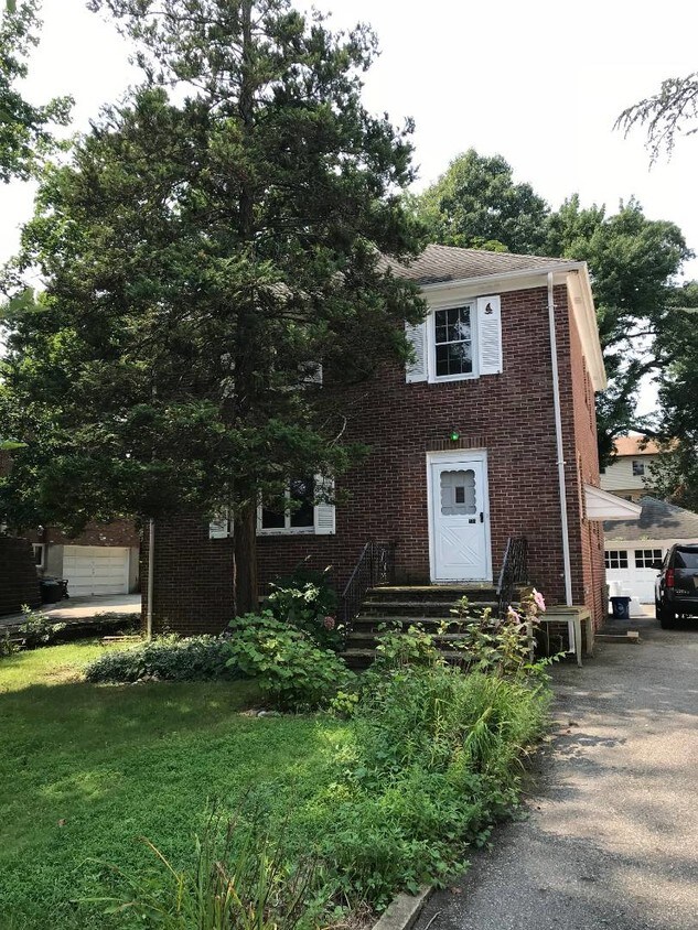 Primary Photo - 236 Bayview Ave