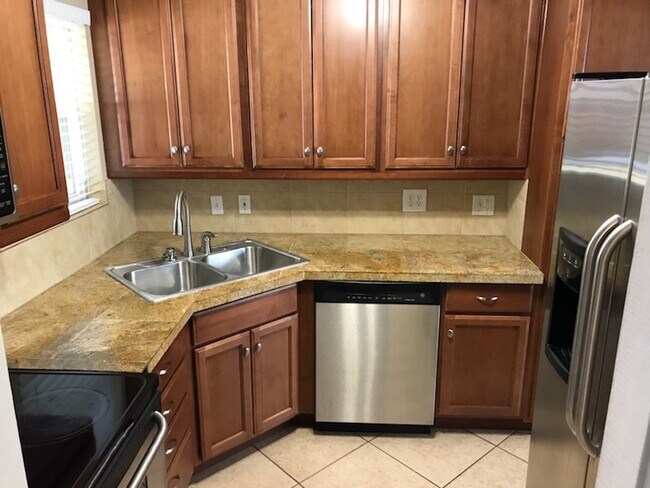 Building Photo - Lovely 3 Bedroom/2 Bathroom Near Downtown!