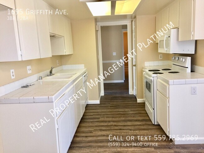 Foto del edificio - 1695 Griffith Ave