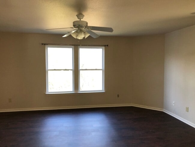 Building Photo - 557 Lakeside Valley Dr