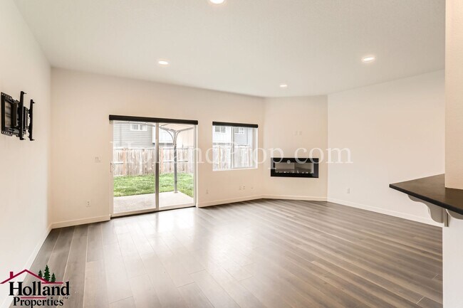 Foto del edificio - Stunning 3-Bedroom Home for Lease – Bright...