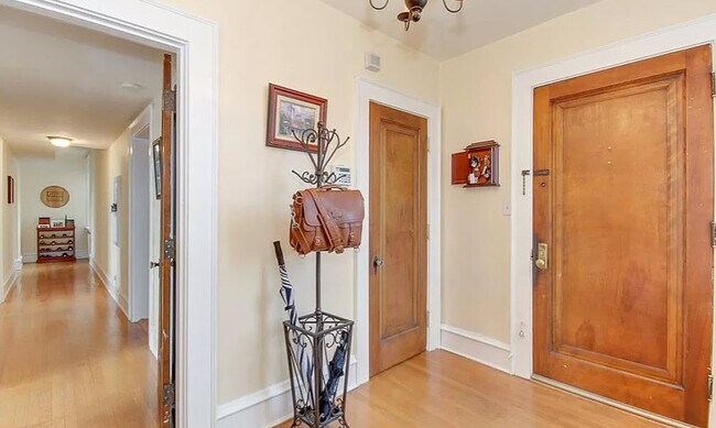 Foyer - 821 Brandon Ave