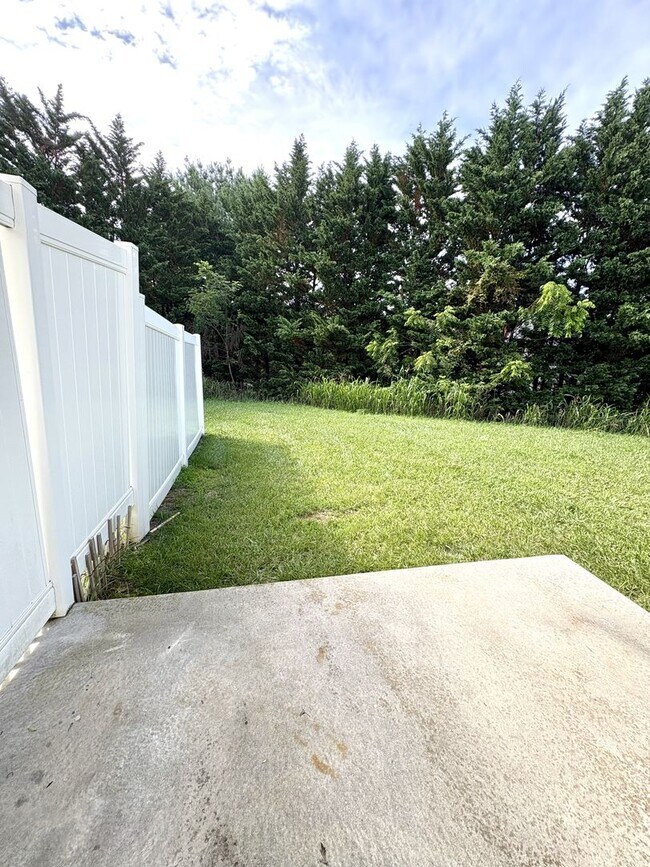 Foto del edificio - Available for the 2026-2027 lease term.