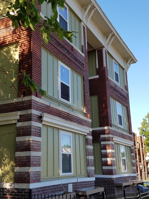Primary Photo - 2912 E Linwood Blvd