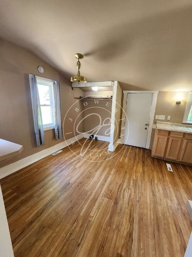 Building Photo - 2 Bedroom | 1 Bathroom | Fenced Yard | Detached Garage