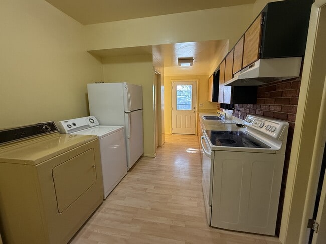 Foto del edificio - 326 Miles Ave