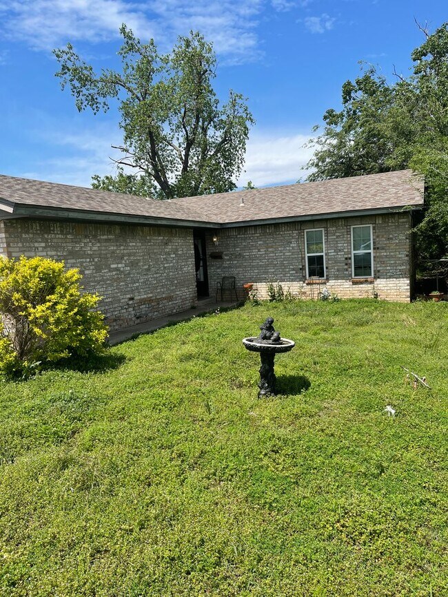 Foto del edificio - 3BD Home needing some TLC!! Has Fenced in Backyard & a 2-Car Garage!!