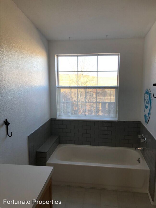 Foto del edificio - 2 br, 2 bath House - 220 Elm Street