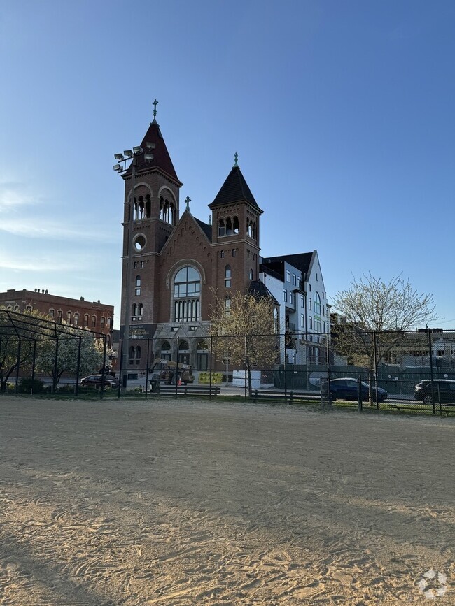 Building Photo - 1356 W Chestnut St