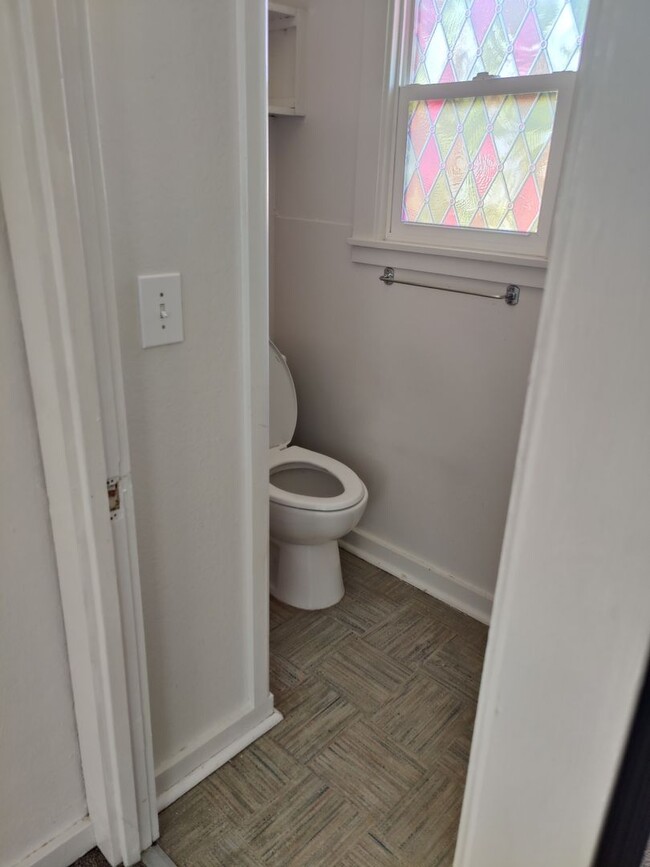 Building Photo - 2 BD / 1 BA