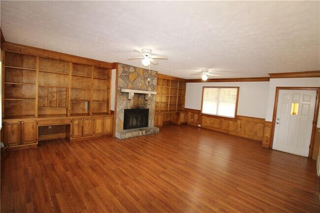 Building Photo - 823 Martins Chapel Rd